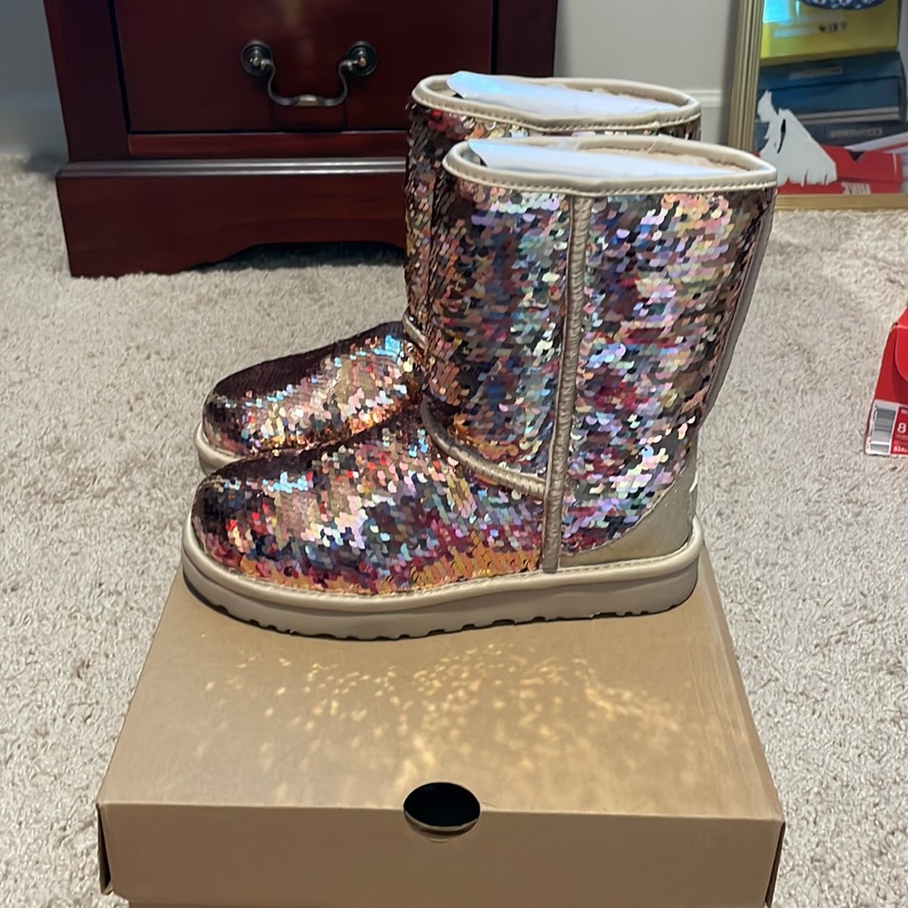 Ugg - Picture 2 of 3